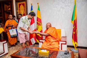 இலங்கையில் தேரரை தேடிச் சென்ற தென்னிந்தியாவின் பிரபல நடிகர்!