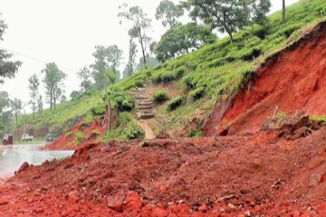 மண்ணுக்குள் புதையுண்ட வாகனங்கள் வீடுகள்