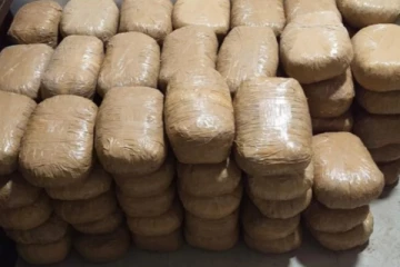 காரில் கைப்பற்றப்பட்ட பெருந்தொகை கஞ்சா பொதிகள்