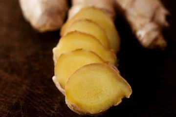 ஒரு துண்டு இஞ்சியை தினமும்  வெறும் வயிற்றில் ஏன் சாப்பிட சொல்லுறாங்கனு தெரியுமா..? யார் யாரெல்லாம் சாப்பிடலாம்