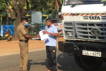 ஊரடங்கு சட்டத்தால் முழுமையாக முடங்கியது வவுனியா: பொலிஸார் தீவிர கண்காணிப்பு (Photos)
