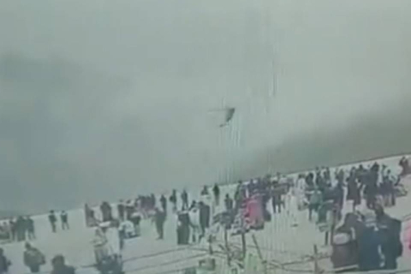 துள்ளி குதித்து தரையிறங்கிய ஹெலிகாப்டர்...பதறி ஓடிய மக்கள் | Viral Video World