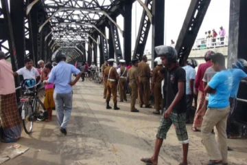 மட்டக்களப்பு கல்லடிப் பாலத்தில் பரபரப்பை ஏற்படுத்திய நபர்