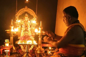 வீட்டில் ஆண்கள் விளக்கு ஏற்றலாமா?சாஸ்திரம் சொல்வது என்ன?