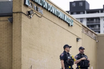 ஹாமில்டன் பள்ளிவாசலில் கத்தி குத்து; மூவர் காயம்