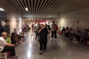 சீனாவில் சுரங்கப்பாதையில் புகுந்த மக்கள்! ஏன் தெரியுமா!