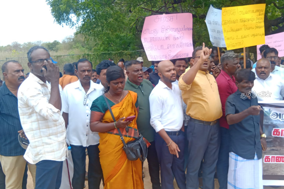 காணி விடுவிக்க கோரி மற்றுமொரு போராட்டம் - 40 ஆண்டு வலியைச் சுமந்து வயாவிளான் மக்கள் வீதியில் குமுறல்! | Another Protest Demanding The Release Of Land காணி விடுவிக்க கோரி மற்றுமொரு போராட்டம் - 40 ஆண்டு வலியைச் சுமந்து வயாவிளான் மக்கள் வீதியில் குமுறல்! | Another Protest Demanding The Release Of Land