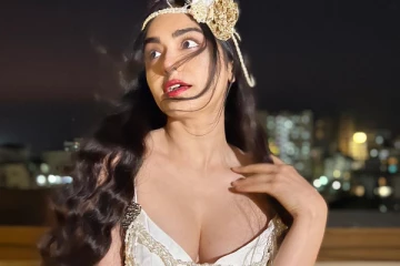 நடிகை அடா ஷர்மாவின் எல்லைமீறி கிளாமர் போட்டோஷூட்