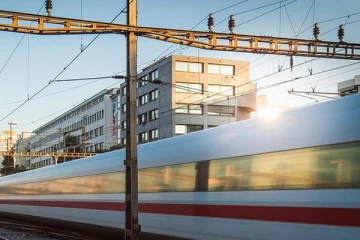 ரயில் பாதைகளுக்கு நடுவில் திடீர் பள்ளம்... சுவிஸ் ரயில் பாதை ஒன்றில் சேவை பாதிப்பு