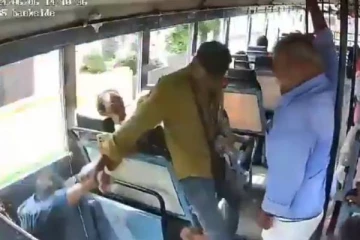 பேருந்திலிருந்து தவறி விழுந்த இளைஞர்; அசராமல் நடத்துனர் செய்த செயல் - viral video!