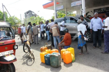 எரிபொருள் விநியோகத்தில் குழப்பம் விளைவிக்கும்  நபர்கள்(Photos)