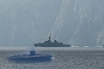 அமைதிப்பேச்சு தொடங்கிய நிலையில் ஹோர்முஸ் நீரிணையை கடந்த அமெரிக்க கடற்படைக் கப்பல்கள்