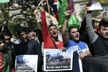 'எங்கள் குடும்பங்களைக் காப்பாற்றுங்கள்' ஆப்கானியர்கள் பாரிஸில் ஆர்ப்பாட்டம்