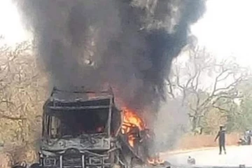 ஓடும் பஸ்சில் நடந்த கொடூரம்! 33 பேர் உடல் கருகி பரிதாப பலி.. நடுங்க வைக்கும் சம்பவம்