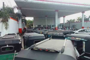 அம்பாறையிலும் எரிபொருளுக்கு நீண்ட வரிசை