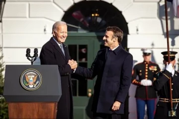 கை குலுக்கும்போது இறுகப்பிடித்துக் கொண்ட ஜோ பைடன்! திகைத்து நின்ற பிரான்ஸ் ஜனாதிபதி மேக்ரான்..வீடியோ