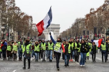 பிரான்ஸ் பொலிஸாரால் தாக்கப்பட்டு கண்ணை இழந்த ஆர்ப்பாட்டக்காரர்: மிகப்பெரிய தொகை இழப்பீடு