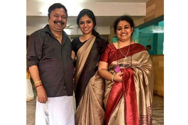 நடிகை மற்றும் டப்பிங் ஆர்ட்டிஸ்ட் ரவீனாவின் தந்தை காலமானார்.. ஆறுதல் தெரிவித்த முன்னணி நடிகர் | Popular Dubbing Artist Raveena Dad Passed Away