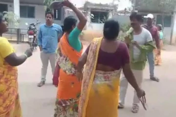 மாணவிகளிடம் ஆசிரியர் அத்துமீறல்; செருப்பால் அடித்த பெற்றோர் - அதிரடி காட்டிய போலீஸ்