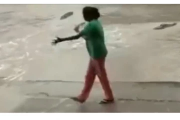 தன்னை தாக்க வந்த முதலையிடம் செருப்பைக் காட்டி ஓட விட்ட பெண் - வைரலாகும் வீடியோ