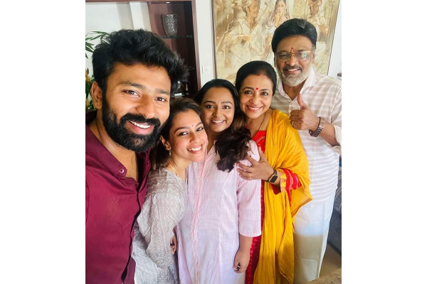அம்மா, அப்பா, மனைவி, தங்கையென குடும்பத்துடன் புகைப்படத்தை வெளியிட்ட சாந்தனு பாக்யராஜ்.. இதோ | Shanthunu With His Family Pic