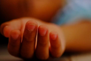 සියල්ලන් හඬවා ගසකින් වැටී ළමා නිවාසයක දරුවෙකු ජීවිතක්ෂයට..!