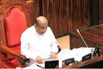 சபாநாயகர் அறைக்குள் நுழைந்த சஜித் அணியினர்! பெரும் கூச்சல் (Photo)