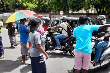 கொழும்பில் வீதியை மறித்து போராட்டத்தில் இறங்கிய மக்கள் (Video)