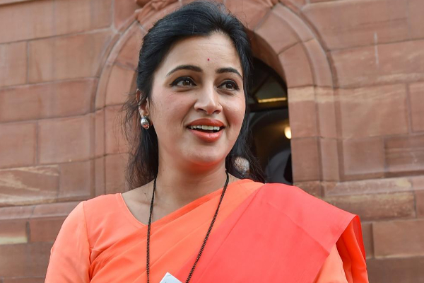 கருணாஸ் பட நாயகிக்கு பிடிவாரண்ட் - பிண்னனி என்ன? | Warrant For Navneet Rana Mp