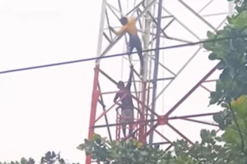 “...මට එයාව ගෙනත් දෙන්න...” - පෙම්වතිය බූට් තියපු දුකට සන්නිවේදන කුළුණක් බදාගත්තු තරුණයෙක් කරපු අමුතුම උපවාසය - වීඩියෝවකුත් එළියට (VIDEO)