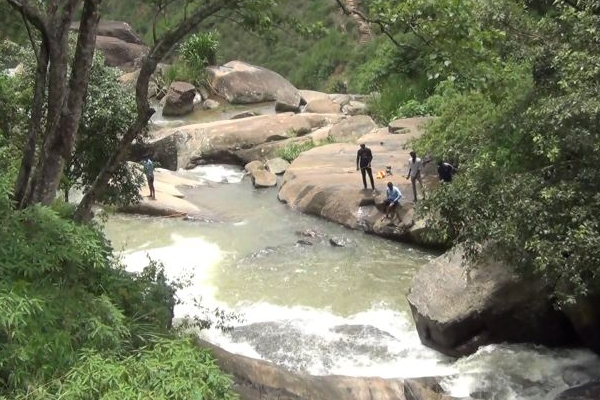 இறம்பொடை நீர்வீழ்ச்சியில் அடித்து செல்லப்பட்ட மூவரில் யுவதியின் சடலம் மீட்பு: தேடும் பணிகள் இடை நிறுத்தம் (VIDEO) | Woman Away In The Irampodai Waterfall Recovered