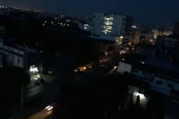 மொத்தமாக இருளில் மூழ்கிய நாடு... விளக்கம் கேட்டு வீதியில் இறங்கி போராடிய மக்கள்