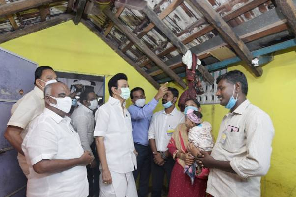 இலங்கை தமிழர் முகாமையில் முதல்வர் செய்த நெகிழ்ச்சி செயல்! வைரலாகும் புகைப்படம் | Tn Cm Visit Srilankan Tamil Rehabilitation Camp