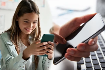 செல்போனை இப்படி வைத்து பயன்படுத்துறீங்களா? துரத்தும் புதிய டிஜிட்டல் நோய்