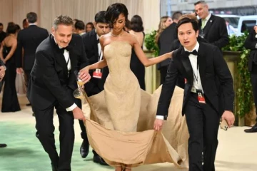 பிரபல நிகழ்ச்சியில் பாப் பாடகியை அலேக்காக தூக்கிய பாதுகாவலர்கள்... வைரலான சம்பவம்