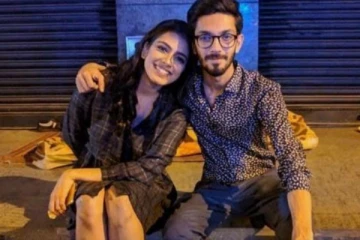 மாளவிகா கையில் இருப்பது அதுவா...ரசிகர்கள் கிண்டல்