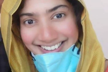 துளியும் மேக்அப் போடாமல் இருக்கும் சாய் பல்லவி... காட்டன் சேலையை காற்றில் பறக்க விட்டு புன்னகை பூவாய் போஸ் ஜொலித்த அழகிய புகைப்படம்