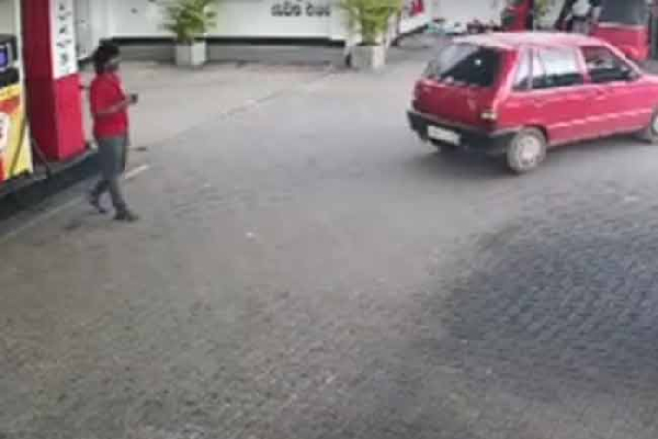 எரிபொருளை நிரப்பிவிட்டு பணம் செலுத்தாமல் தப்பிச் சென்ற கார் | Car That Ran Away Without Paying For Petrol