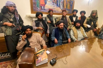 வெற்றி பெற்றதாக தாலிபான்கள் அறிவிப்பு! ஆப்கானிஸ்தானை விட்டு வெளியேற போராடும் மக்கள்..