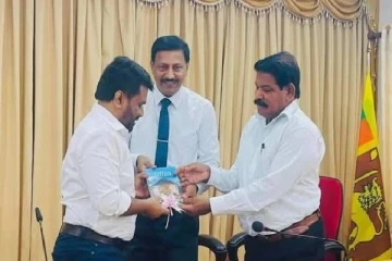 யாழ். மாவட்டத்தின் சுற்றுலா வழிகாட்டி நூல் ஜனாதிபதியிடம் கையளிப்பு
