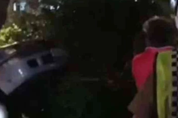 சீரற்ற வானிலை காரணமாக நேர்ந்த விபரீதம்; கால்வாயில் கவிழ்ந்த கார்