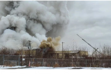 கனேடிய நகரம் ஒன்றில் பயங்கர தீவிபத்து... மூவர் மருத்துவமனையில்