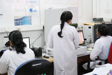 பொதுமக்களின் பாதுகாப்பை அடகு வைக்கும் தனியார் மருத்துவ ஆய்வகம் முற்றுகை