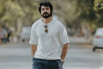 சீரியலில் வேஷ்டி-சட்டையிலேயே நடிக்கும் எதிர்நீச்சல் சீரியல் விபுராமன் ஸ்டைலிஷ் போட்டோஸ்