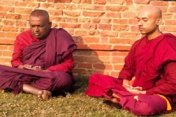 இந்தியாவில் துறவற வாழ்க்கையை வாழ்ந்து வரும் இலங்கை எம்.பி மற்றும் மகன்!