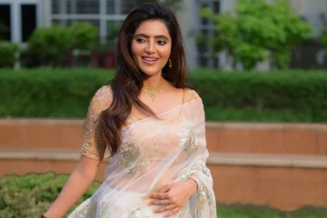 ட்ரான்ஸ்பரென்ட் சேலையில் அதுல்யா ரவியின் அழகிய போட்டோஷூட்