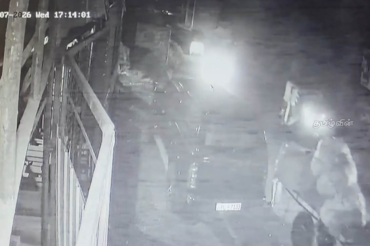 தோட்டப்பகுதிகளில் நகர குப்பைகள் கொட்டப்பட்டதாக குற்றச்சாட்டு - சிசிடிவியில் சிக்கிய நகர சபை ஊழியர்கள் | Municipal Council Employees Caught On Cctv