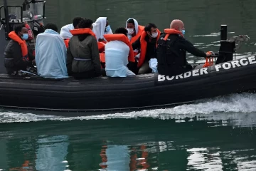 படகில் பிரித்தானியாவை அடைய முயன்ற புலம்பெயர்ந்தோர் மாயம்! நடுக்கடலில் மீட்கப்பட்டவர்கள் அளித்த பகீர் தகவல்