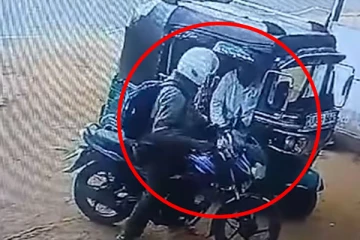 மௌலவி ஒருவரின் கன்னத்தில் அறைந்த பொலிஸ் அதிகாரி; அதிர்ச்சியை ஏற்படுத்திய சம்பவம்