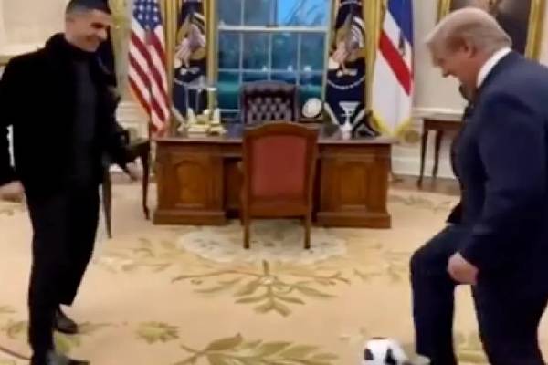 உலகப் புகழ் பெற்ற ரொனால்டோவுடன் கால்பந்து விளையாடும் ட்ரம்ப் | Trump Plays Football With World Famous Ronaldo
